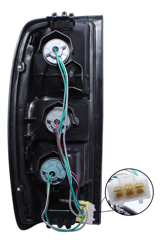 Farol Trasero Derecho Nissan Terrano D22 3.0 2003 2006